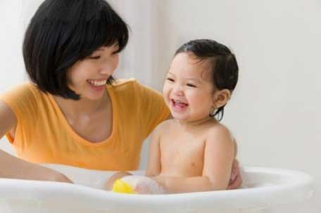 冬天宝宝不肯洗澡 妈妈可以这样做