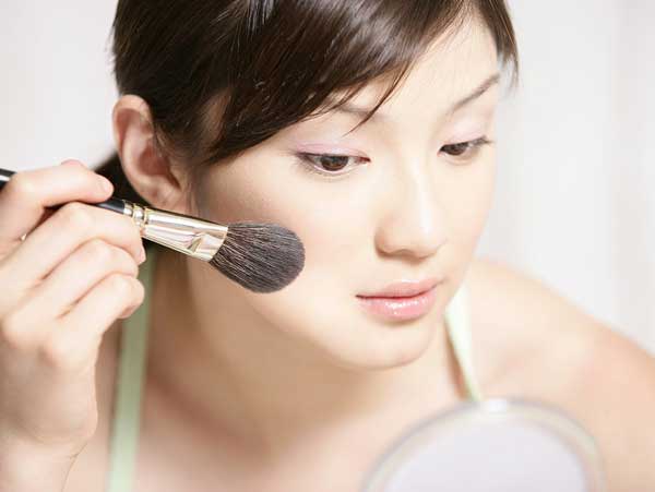 如何涂抹粉底？