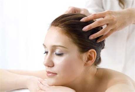 按摩头皮可预防早白发