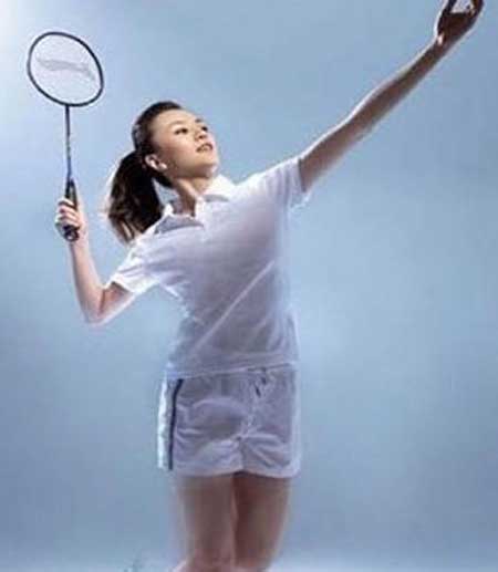 打羽毛球小心受伤