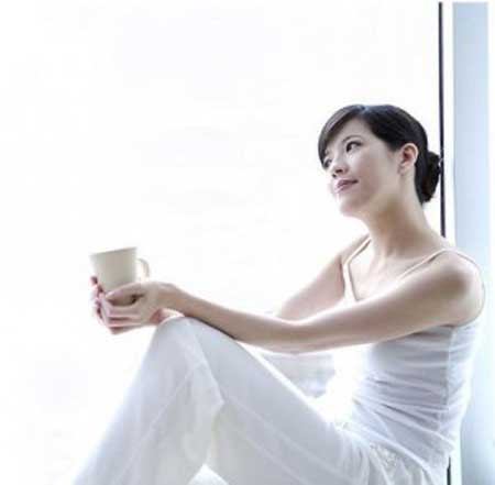 喝水减肥法_轻松甩掉多余脂肪和赘肉