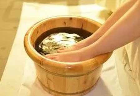 花椒水泡脚活血通络_浑身暖融融