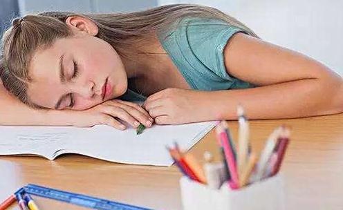 中午趴在桌子上睡的危害大 伤容颜伤健康