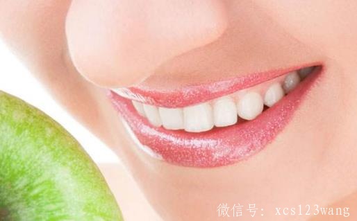 羡慕别人的大白牙 牙膏沾柠檬汁刷牙