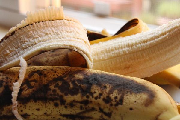 香蕉皮的6大妙用，可惜很多人都把它扔了！