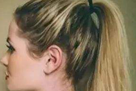 单调的马尾也能很时尚，这样做让你的发型俏皮可爱