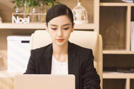 单调的马尾也能很时尚，这样做让你的发型俏皮可爱