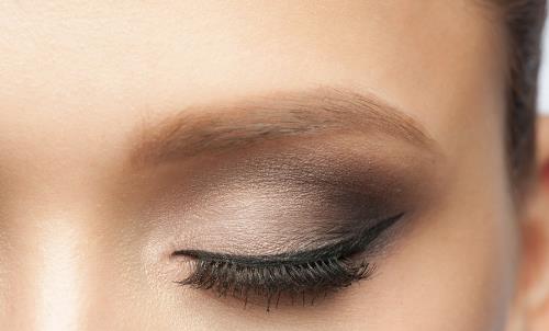 眼皮下垂可能是病 眼皮下垂可做手术改善