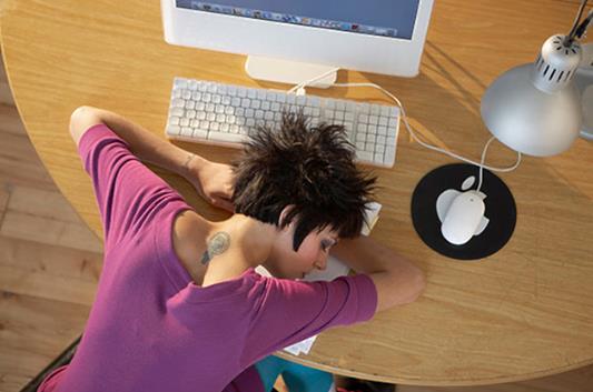 上班族趴着午睡危害大 科学午睡好处多