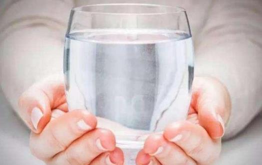 春季女性多喝水可以清洁肺部 养生又美容