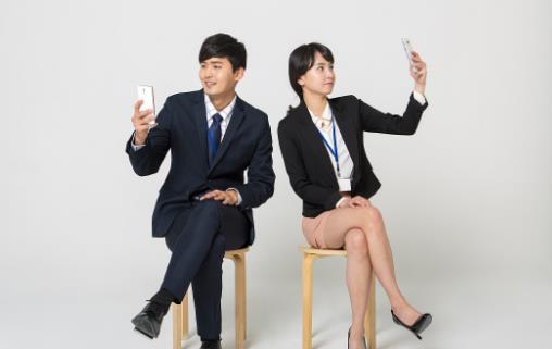 跷二郎腿的女孩都会有可悲的结果 千万别再跷二郎腿