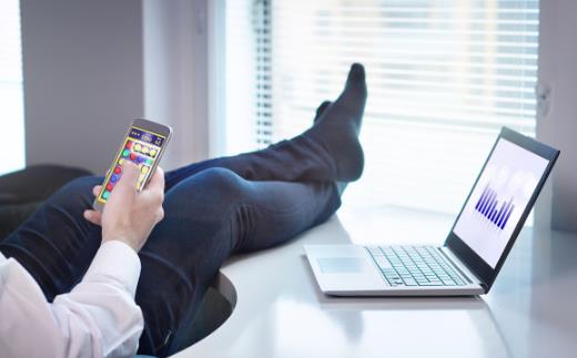 沉迷手机的危害让你害怕 学会六招怎么玩都不伤身