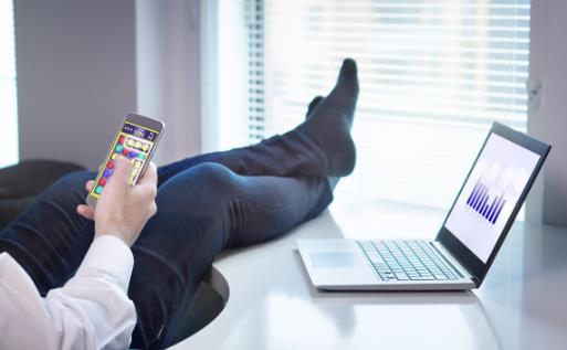 玩手机危害多多 上厕所玩手机你不知道痛有多深