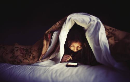 玩手机危害多多 上厕所玩手机你不知道痛有多深