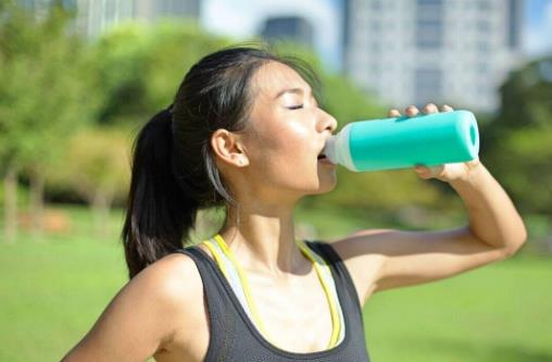 每日喝水超过四升易中毒 教你日常如何喝水算健康