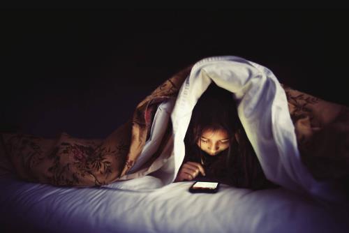 关灯后玩手机除了伤害眼睛 对身体还有更多的危害