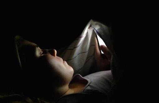 关灯后玩手机除了伤害眼睛 对身体还有更多的危害