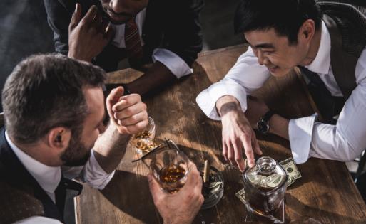 喝酒伤肝时间长了易得肝癌 合理饮水加速肝脏排毒