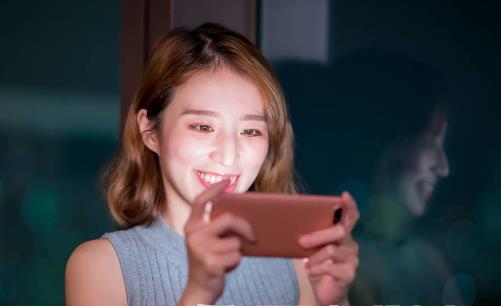 低头玩手机等于扛一袋大米 玩手机的三种姿势要避免