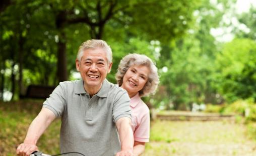 为什么有些人的头发两鬓会先白 白发的日常调理法则