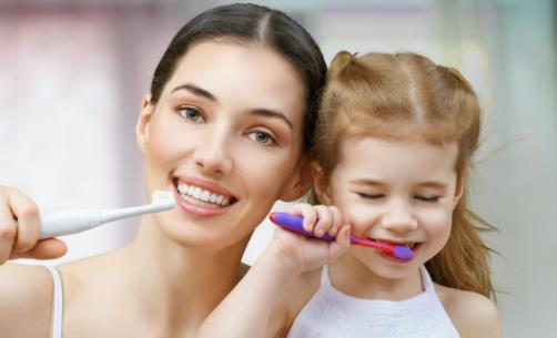 用不合适的牙刷刷牙太不卫生 正确的刷牙方式揭秘