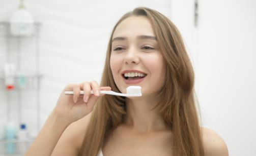 用不合适的牙刷刷牙太不卫生 正确的刷牙方式揭秘