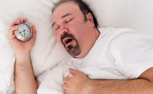 我国有30%的人会打鼾 伴侣呼噜声太大能不能拍醒他