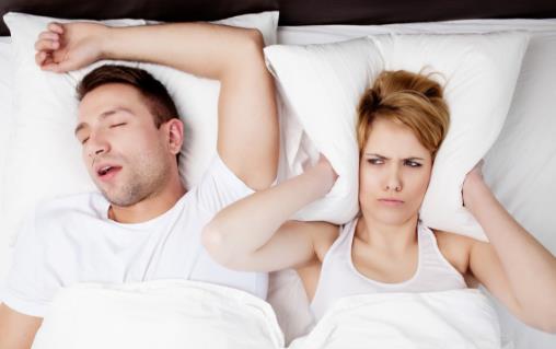 我国有30%的人会打鼾 伴侣呼噜声太大能不能拍醒他