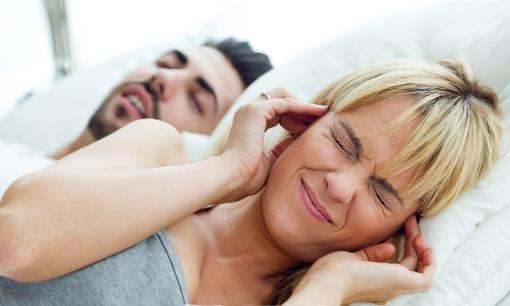 我国有30%的人会打鼾 伴侣呼噜声太大能不能拍醒他