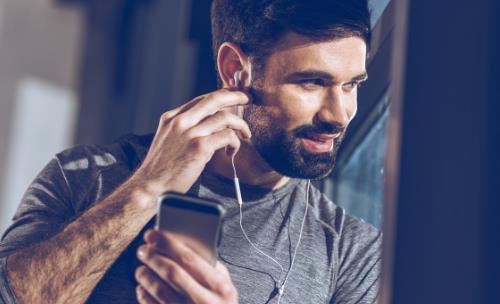 长时间不正确使用耳机对耳朵危害大 小心声音被偷走