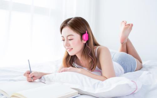 长时间不正确使用耳机对耳朵危害大 小心声音被偷走