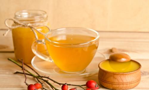 保护嗓子的小妙招 蜂蜜泡水喝可以滋阴润喉