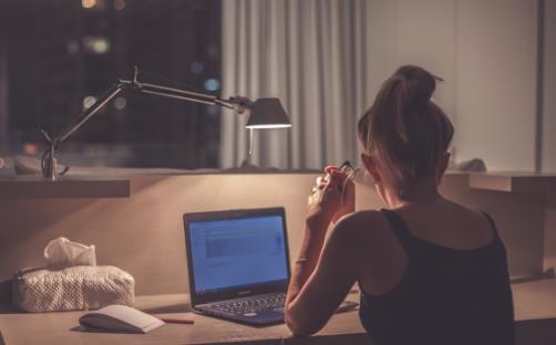 常常熬夜身体变亚健康 周末补觉能让人满血复活吗