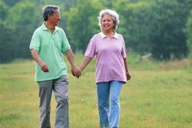 老人散步健身要有自己的专属方式