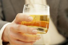 世上最坑爹的饮酒谎言 酒后多喝水减轻喝酒的伤害