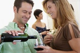 酒桌礼仪常识：斟酒敬酒礼仪应该注意哪些