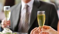 敬酒礼仪：怎样给比自己身份高的人敬酒