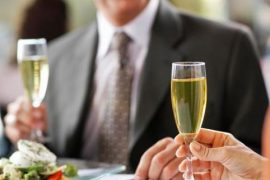 敬酒礼仪：怎样给比自己身份高的人敬酒