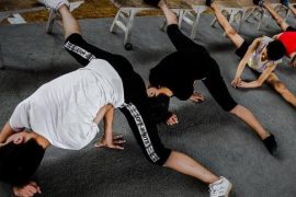 筋长一寸寿延十年 自己练抻筋的注意事项