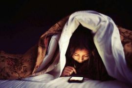 为什么手机是睡眠杀手？习惯性睡前玩手机、长期熬夜玩手机的危害