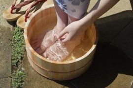 生姜泡脚好处多能治疗感冒 泡脚的注意事项