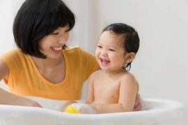 冬天宝宝不肯洗澡 妈妈可以这样做